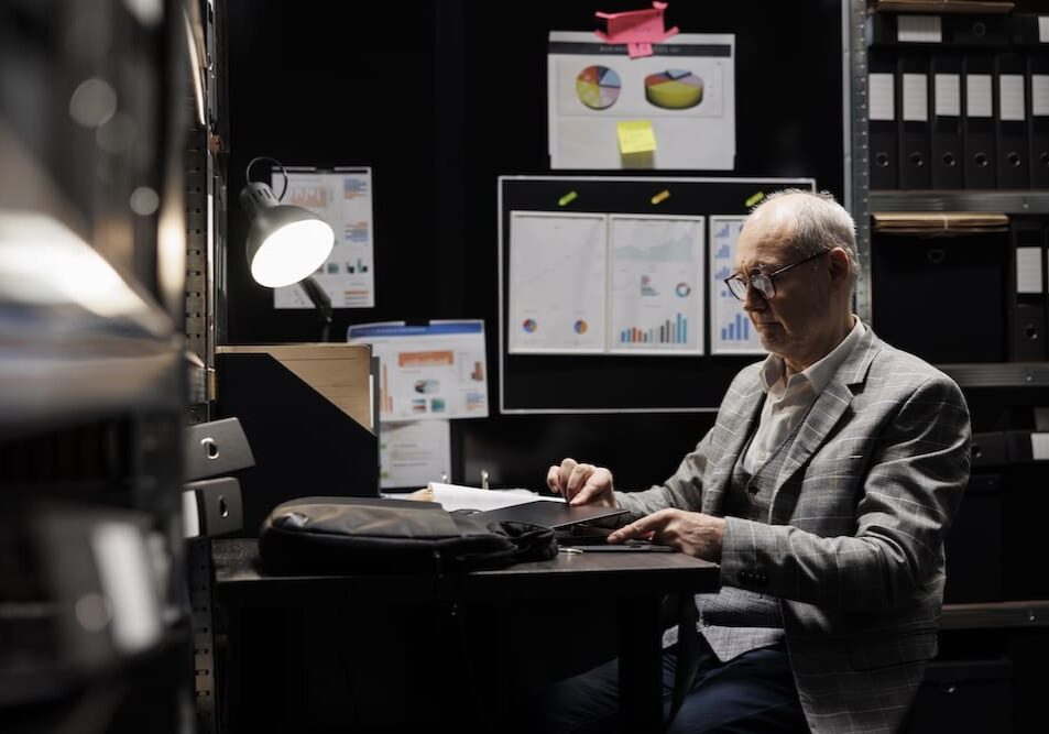 Senior businessman packing laptop up in office suitcase bag preparing to clock out and leave work. Bookkeeping executive in business accountancy company file cabinet repository SSUCv3H4sIAAAAAAAACpySy24cIRBF95HyDyPWRurmNZBfibIooJhBZhqLph1Zlv/d9GvCOruuUw9u3a7Pnz8uF2Jhjo78unyuUYtjSstcC9SYp4aHl4MXnDyWnrwXroYeQOwj9LHmEiH10EJ19wke2OC0pLTiry1J5gp1mXFetRzIQcVbm7HD54hd8O89vpyJLdk6WoqQl47Ni93Yifbh/9W5f/x5LnzDyX1sgrtFCiaEfZFDIxlHZZQ2SAVKQYXWSLX3gmoruEJnQQc4XyZs0GJEDjQMbKCCo6aGa0YBR+mZk8Kof8VXPirpwFIXhKMiaEHBe6DcqdEyYBhY2PTvosnr34rl0ZsMi4+58/c9O0hrAe92eivRxenWteV6387hbHN5mWpZzXh6SFLOb2DT+rNDm4knv8M8t3J/8u4h144vP7p3plw3K4+pxLebWMORc6avTOrBSCXEVfKjYL+je2xzNjnnoBa71+j71eOqgBgRYFDGUCbUSJu7zUIZgCrBBgsBpTHXZuHXNwAAAP//AwCrcwgpMAMAAA==