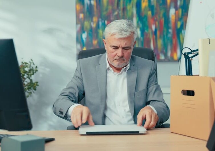 New corporate employee older man with gray hair wearing shirt sits at desk in office on countertop lies cardboard box with accessories businessman pulls out laptop and opens it prepares to work SSUCv3H4sIAAAAAAAACpxY227kNgx9L9B/CPxcA7pf+hsF+lIUhSxrMmpsy7Ds2QSL/ffSnpnEFmc3i77tKPQRRR4ekvv111+enqrG5eir35++rr/gd+y6Jc+Tm2Ma4Jj8djufwtCGaX9ymbgi+wMX979CG+c0RdftDxs3+/Pg+gCHlRRM//NH5y7h5enP+BKf0ukUfahW22/bF1We3bzkkHcOujY1Ic/Jv8AhvwPn8zLPYXo/32F4N4dn8OSAcn/2X9ffT/c/bH+EL1b/qhv49YKl2c7uR1fw//Xl9R9/v4ftOQz+bfXt287rKXTBXV9+87GSjSRt07LaSC1qceKidt6ImglltJSNo0Hdb66E50aYYGtquK9Fq5vaCs1rrgUXonXB6/BurE1z0s6RmnvKahGsqE1oRa0Msw23DVxKP5BbytWJibptHbjRMFob0pqatswF6U4n2tDtsdcXVi9fIDH9IYXw4nkf/EpRwWVVBCYO8GFM09GSSEtKS9deYkaGnOjSMJ/jdLyZCiu5Ku1CB2Tv3o6AmilaGvYudk16PUISqjDk2cWjg5pzZTgv7WbXdKF4CdPo4sYNLwcroxW1pdXJwYu3Qt67x5XAeEuOQ8i5uFlYbDmll00J9ulTCj3kVs1HvAc++tSPC2S6cFIxixjRu+NTrJIS+xfc1BbXGm5QitfUHRNCqUBp8yEdw2yMRVipaz+nSl5iQXrCDYrG2Q1HLIAiWiLKgzoARSG7Y5kxyhAL4uAGf5XiY3Lt92iAIm05Qbg9iPNUZHh1F4d67NIb4oykiDM+TWOC5nME1YIwQ5CvbZyChx5ztJVCIEdBbqYwQgsLy9HaMMKowA6/Br/M8VK8jUoiStMvacLVwDWiiHdT+Bm7Ic2hSelY24pRTGDX9nGIW68uY2CJQfT7NzWf3w7BB7yCp9YwiSzzKs1LKRdWIcMmlaLyKPFnN46F3IKKIgEAXhb6rZTA/QDYCz3mJ/jm/DmGS+hRPyIwmyDjnCHcrjAF3bU4OXnx/oGaUgQqSUYFhIzGKS2lpFFcZ2NII+odBHM2vI6QPZg6SlvBkP5B1WSIzn0e3LFCM8seVUMRdW3R/XOAITB16bnMuMTaFYcLTHsoQdpYrPyuXboij5pJPAT0sYwSlbgWvpxjoUNQhgZRcvQFlMUtDmQnjaGQVEUpln/v8lLoNJQ+DHiI4gnkvwBkzPAH1DkBESF7pfxTyR+q2dg5RAyKk5hdt59Ot25s2ANF7/tliB4TCMYag3Lj03CKLS5HKtmjTpnTtkrs5V8KRVG0ughBmN9QcUjc1HyX5nMcnssyEji0nRsGbMktetXzFAqqM4oJ14HsIziqGDKEZja0R0CjjWI4RlA3nw9MbgbN96jdUS40rvA2+WWtRqT8GklHjvOM3yNxQT5P7ifCs5btAzhsOIdXdC8lBJ6O6A6j4g9TvVvI3NLGtFtiLsm7Lhe7poujm9x12bkdjVP01zvuJ8CvrTfdkXxaYD5ZI1BRZasdHcbbLnCCm8IH73OGL9r7+e56D6t76ndXrdNE/thIq/Y6WkFuuZGKwwAoKKi+1aTaL9xn6HNp8+ju4wITHAyc66Xv++5xFadaUCqtJeJ9+S238rsJY1eL+w69rsg9kOVTeKCZpT+Gh7GGyxv8LjKbTWy/+x8JEBFilNDMfKzQBXzFJEQLdoSbat+Q4+p05YGxJ619TYiV9bpg1w4WkZoA5MnxRvlt5fr2HwAAAP//AwC7e/iNdREAAA==